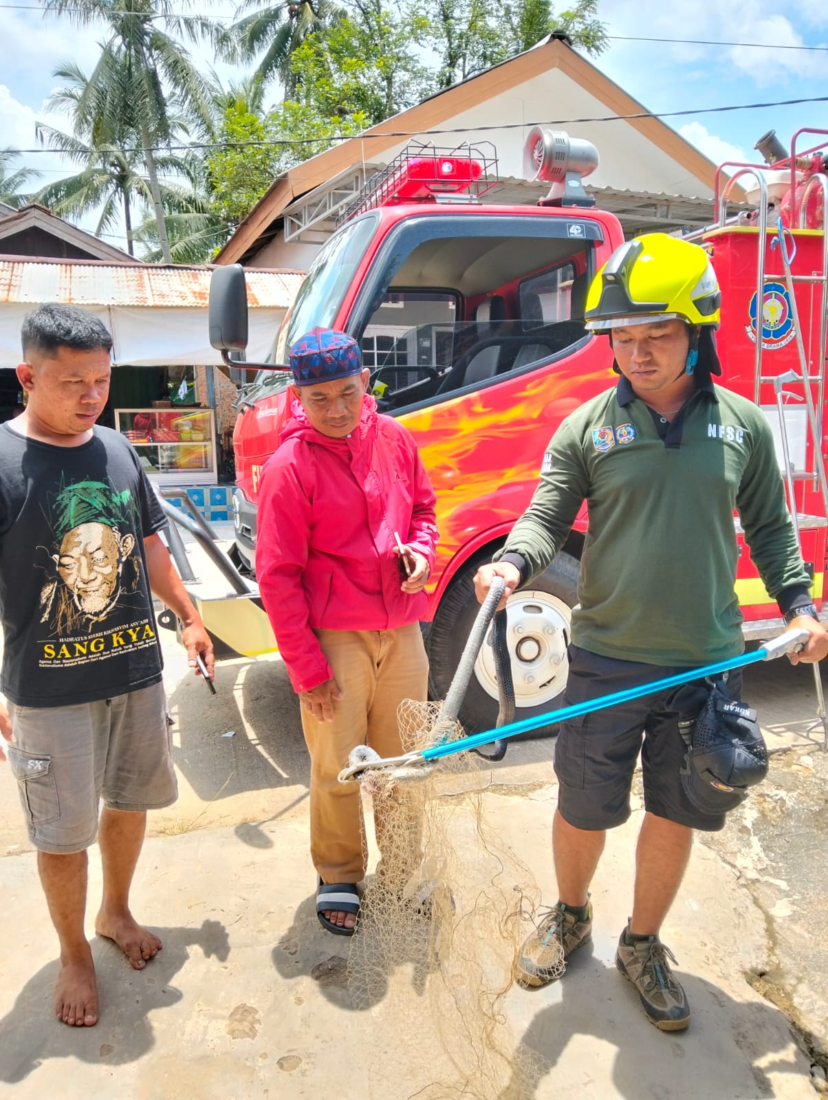 Petugas Damkar Berhasil Tangkap Ular di…